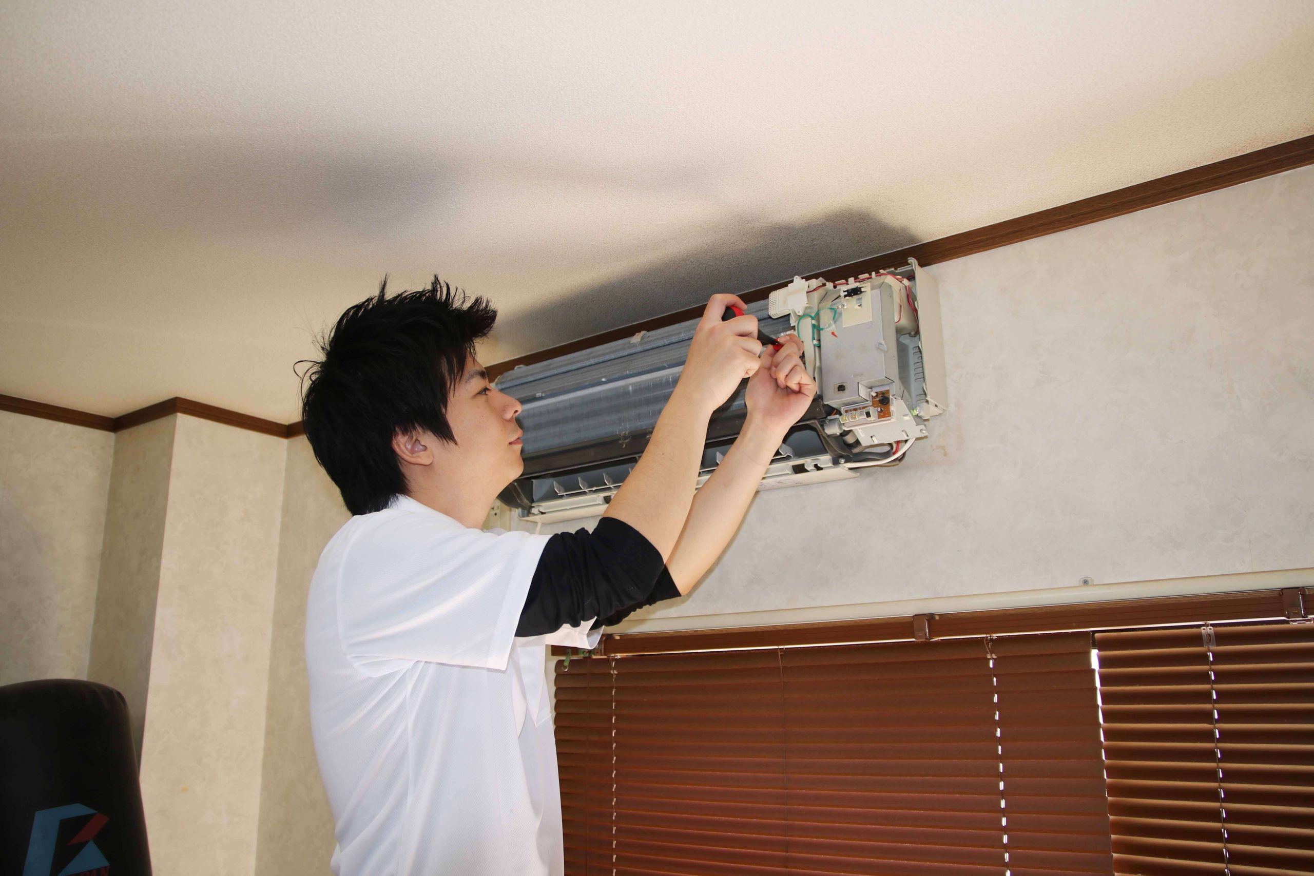 エアコンクリーニング分解作業風景