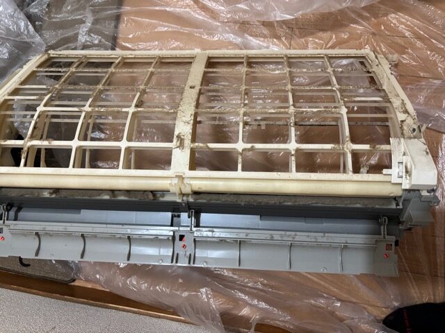 名古屋市千種区 本山 お掃除機能付きエアコンクリーニング Before